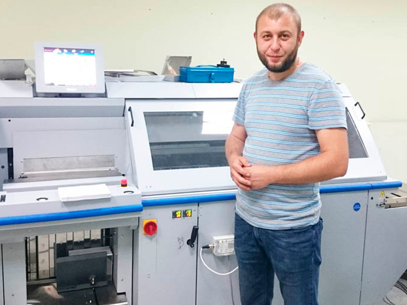 Термоклеевая машина с PUR клеем для одного из лидеров