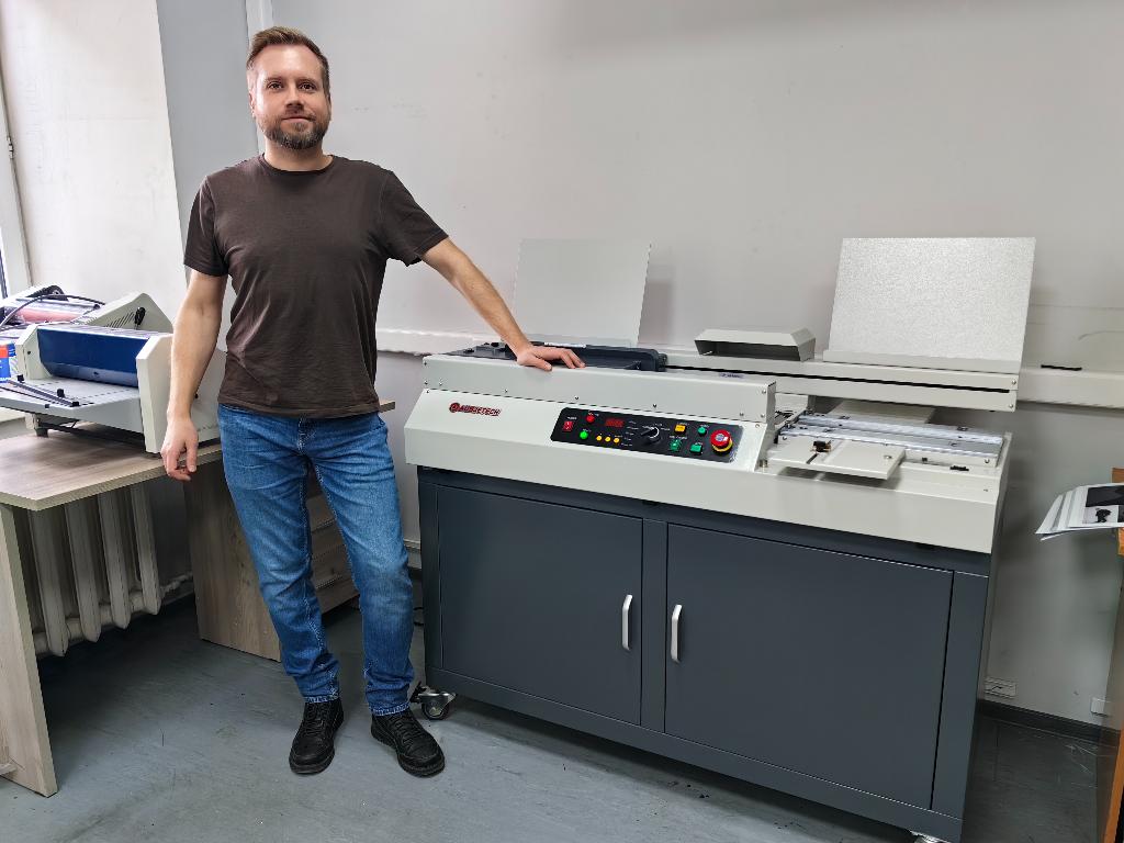 Термоклеевая машина Ausjetech PB7000 установлена в типографии «Оттиск»